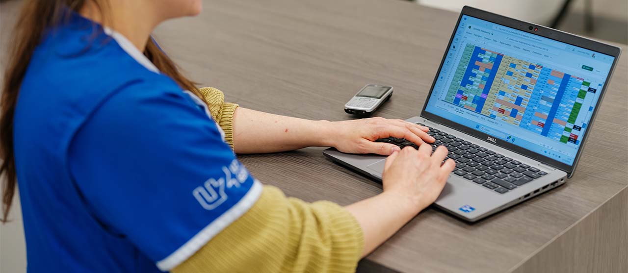 Studente Health Care Management aan de slag met een planningstool voor zorgpersoneel.