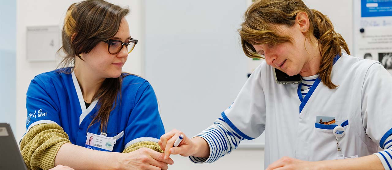 Studenten Health Care Management van HOGENT aan de slag in een ziekenhuis tijdens hun stage.