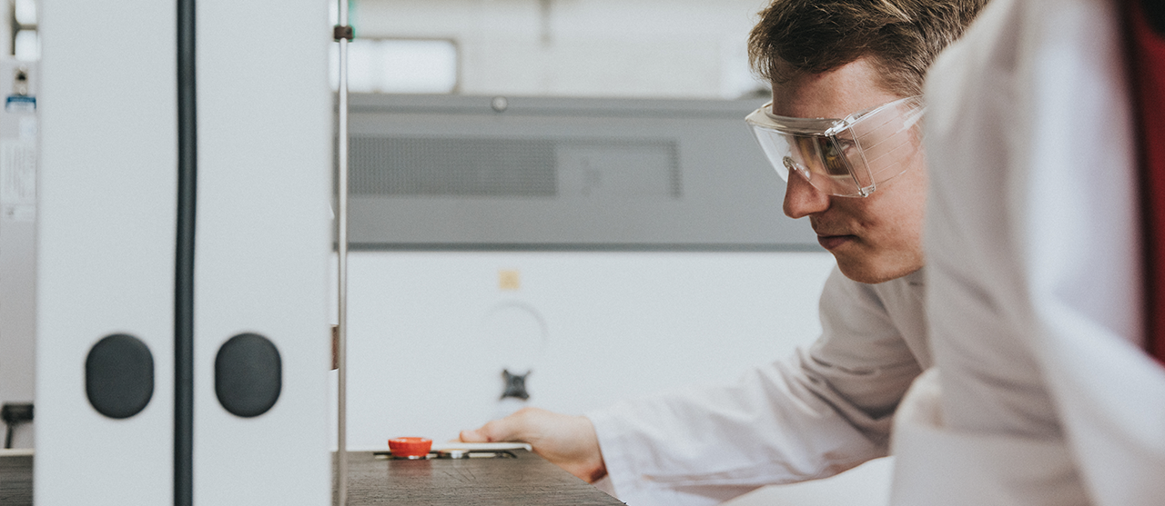 Foto van een student houttechnologie aan de slag in het labo materiaalonderzoek
