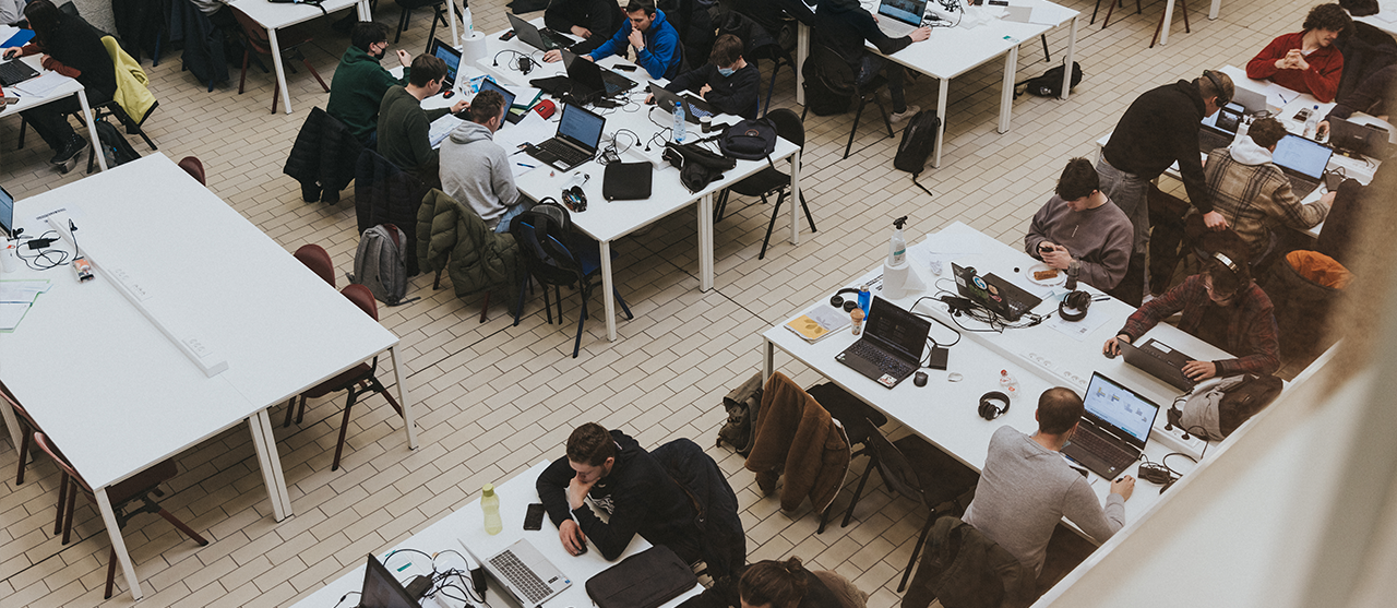 Studenten houttechnologie ana het werk in het praktijklokaal