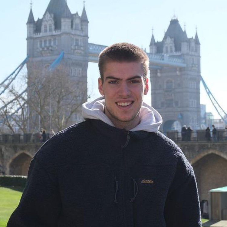 Foto van afgestudeerde houttechnoloog Ynse