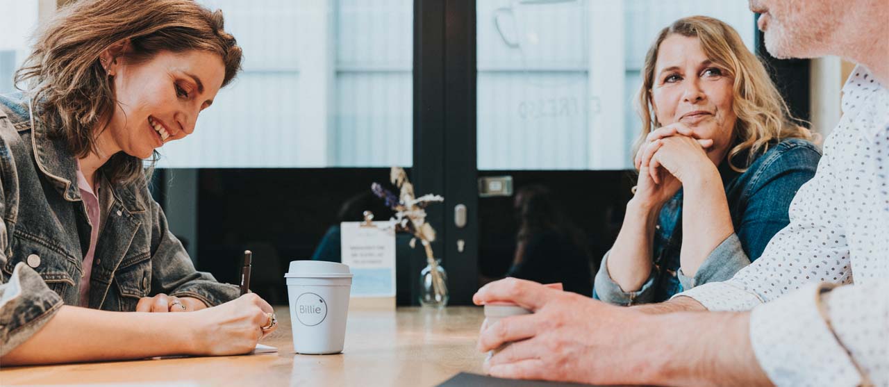 Een studente HRM van HOGENT neemt notities tijdens een oefening in selectie en rekrutering.