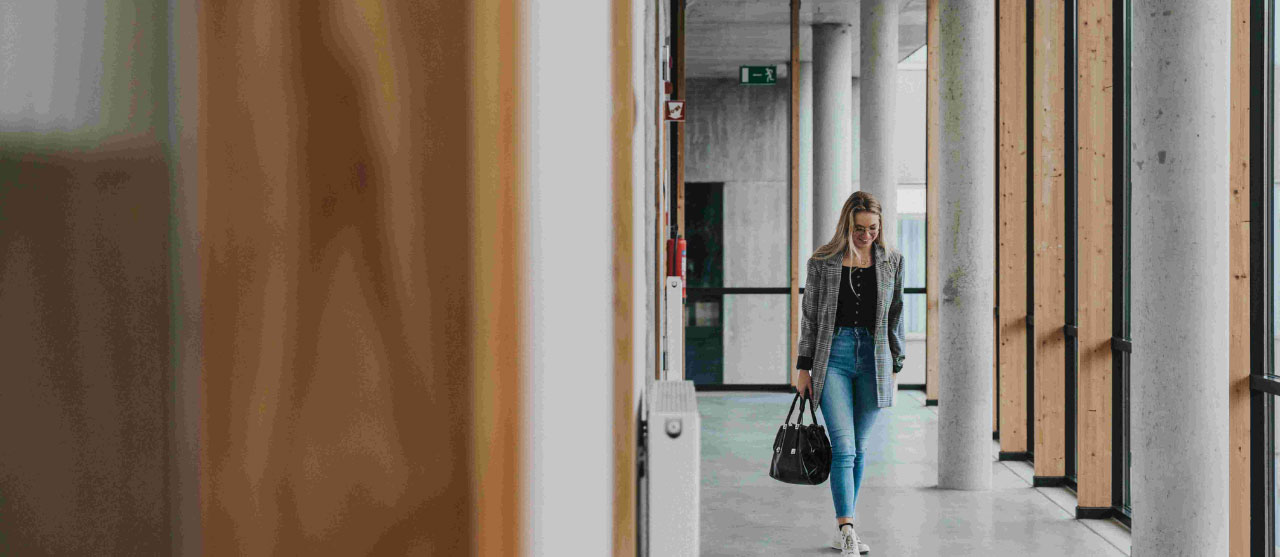 Student juridisch-administratieve ondersteuning van HOGENT onderweg naar haar stageplek.