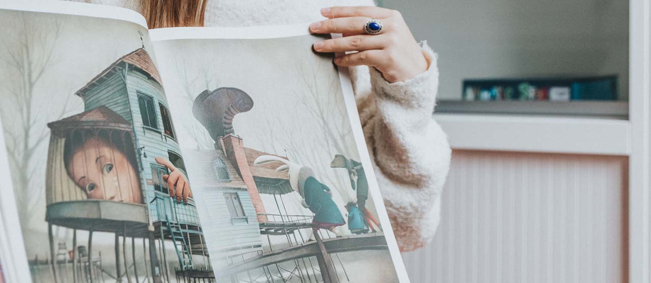 Een studente kleuteronderwijs aan HOGENT aan de slag met een prentenboek tijdens haar stage.