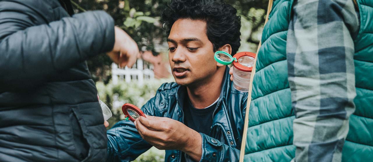 Een student kleuteronderwijs aan HOGENT maakt kleuters nieuwsgierig naar de wereld van insecten.