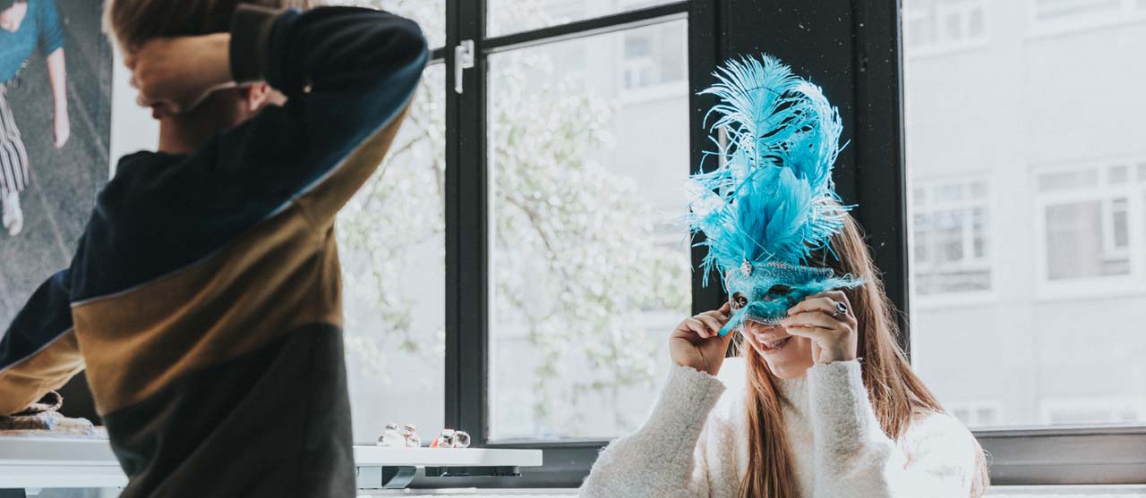 Een studente kleuteronderwijs aan HOGENT speelt een rollenspel met een kleuter tijdens haar stage.