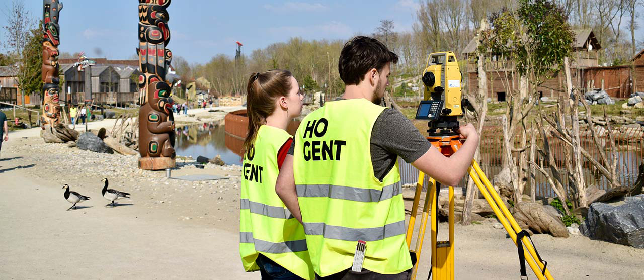 Twee studenten landmeten van HOGENT tijdens de meetweek in Pairi Daiza.
