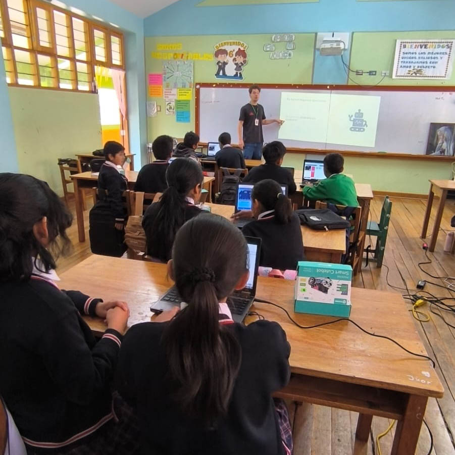 Emiel geeft basislessen programmeren aan kinderen tijdens eindstage in Peru