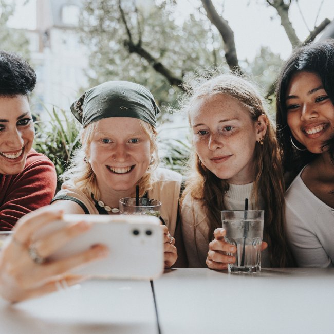 Studenten marketing aan HOGENT werken een opdracht rond social media uit.