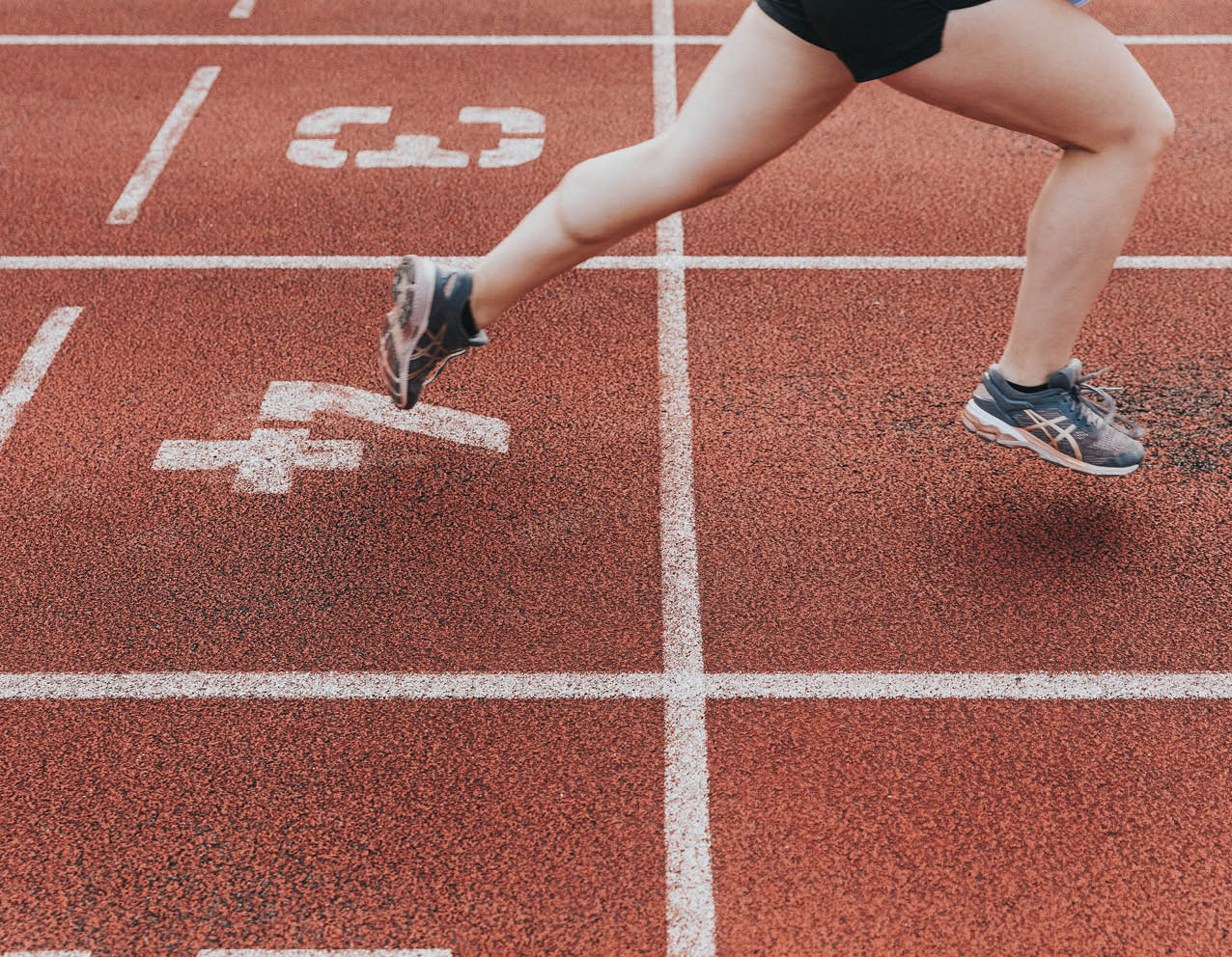Dempsey Demeyer aan de slag in een park als personal trainer.