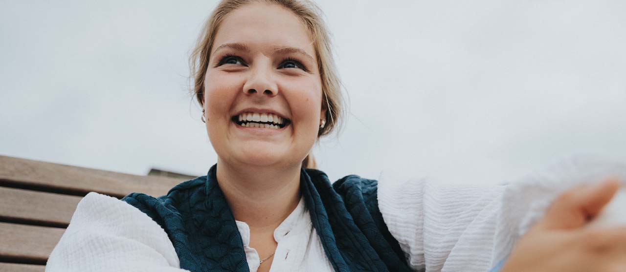 Een studente lager onderwijs die warmte en enthousiasme uitstraalt.