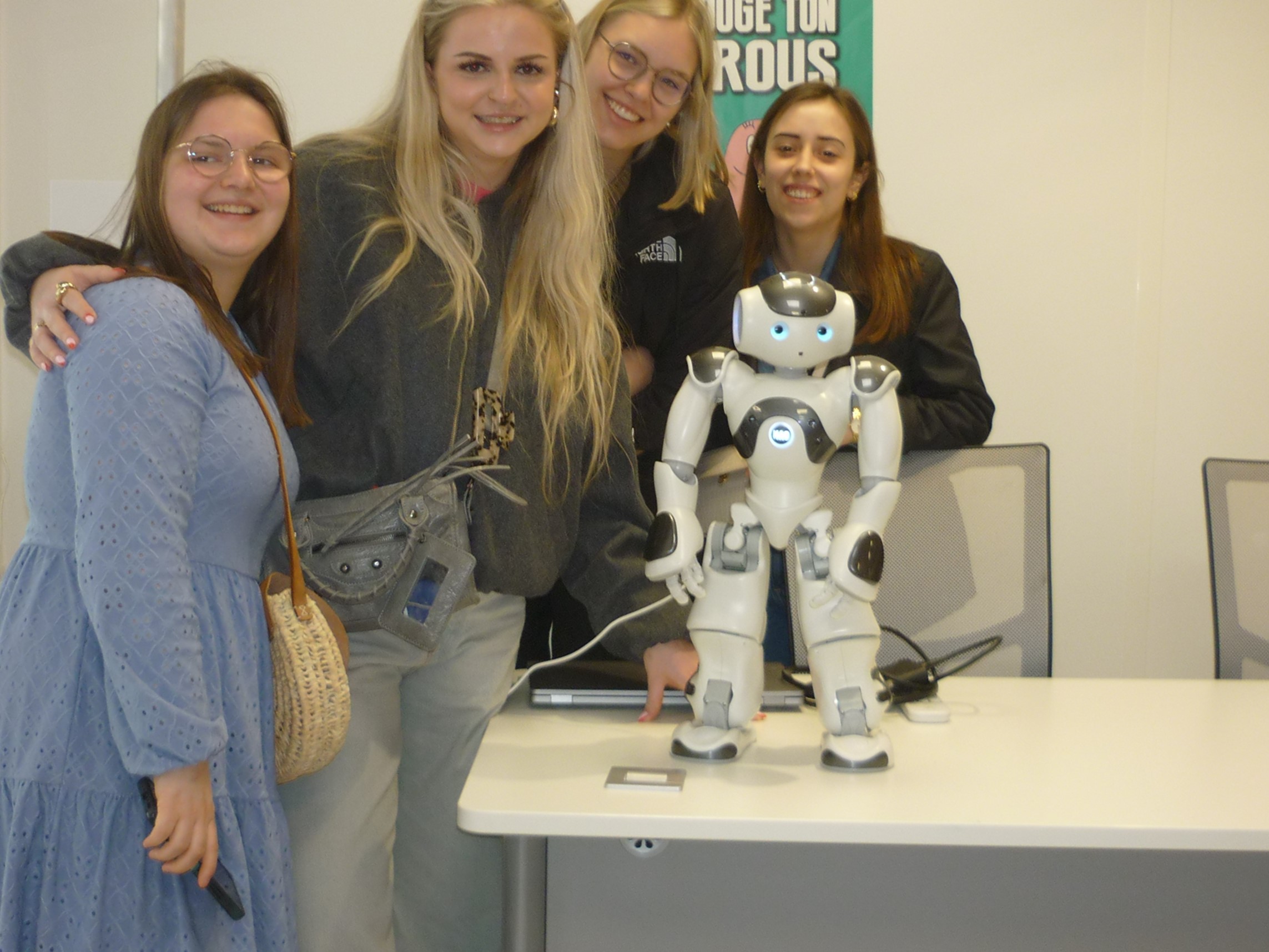 Amaryllis, Babette, Nele en Jolien met winkelrobot