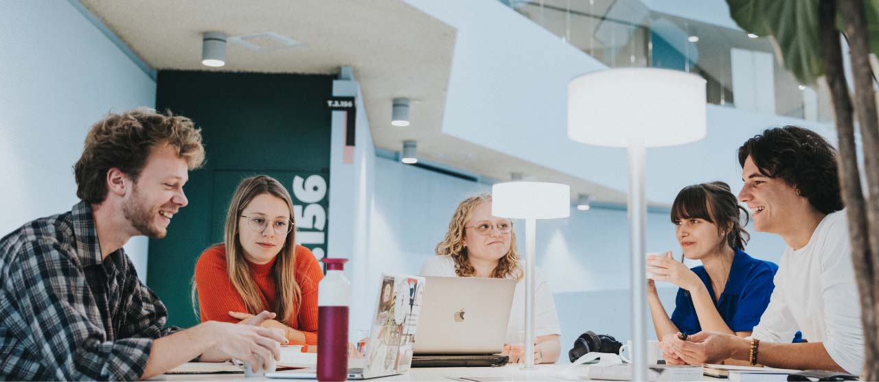Studenten marketing van HOGENT werken samen aan een marketingplan.