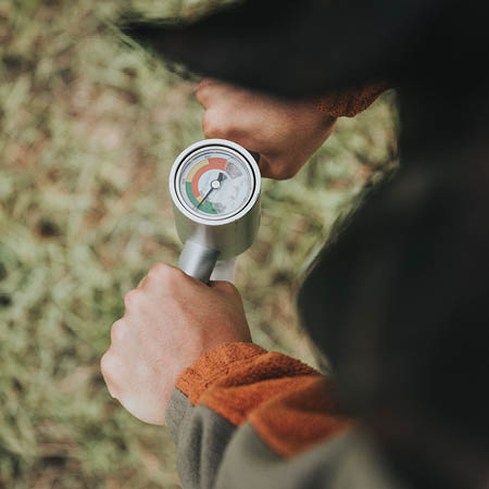 Giacinto voert een bodemmeting uit op de proefvelden in Bottelare.
