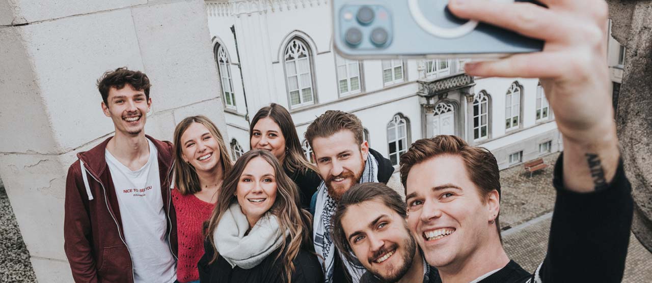 Lachende studenten International Communication van HOGENT tijdens een buitenlandse studie-ervaring.