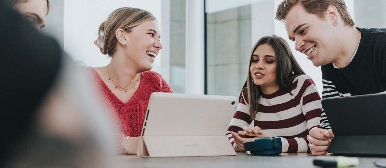 Studenten uit de opleiding International Communication bekijken samen een communicatieplan tijdens de les op HOGENT-campus Schoonmeersen.
