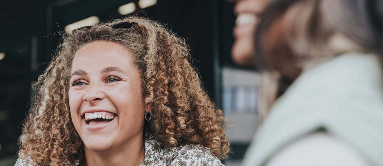 Lachende studente uit het keuzetraject International Communication van de bachelor organisatie en management aan HOGENT.