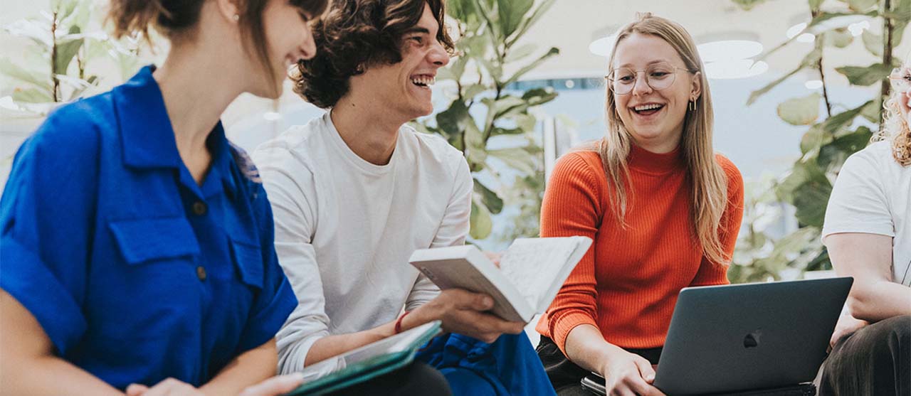 Studenten uit de bacheloropleiding orthopedagogie van HOGENT tijdens een groepswerk op de campus.