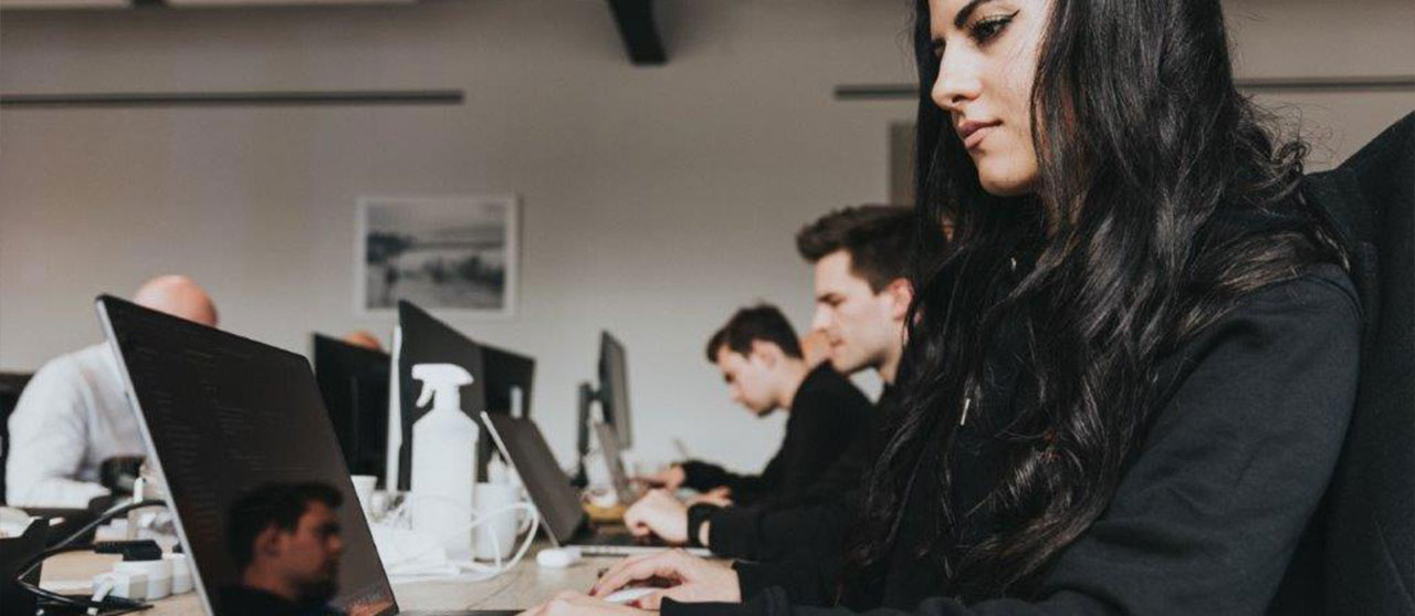 Studenten uit het graduaat programmeren van HOGENT programmeren een nieuwe app bij een stagebedrijf.