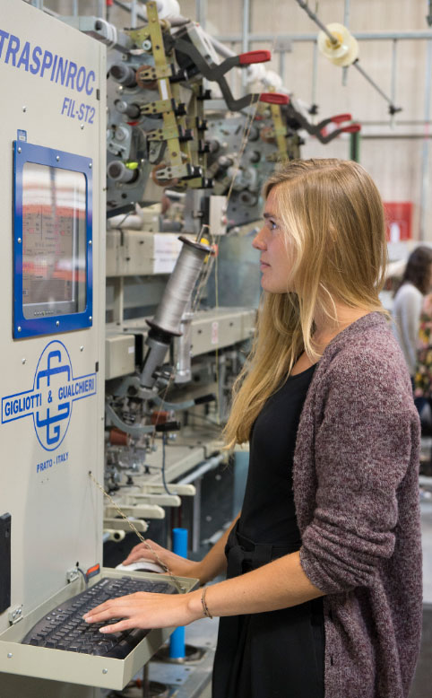Sfeerbeeld studente aan machine