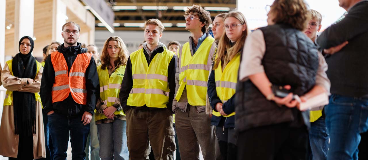 Studenten supply chain management aan HOGENT op bedrijfsbezoek in een distributiecentrum.