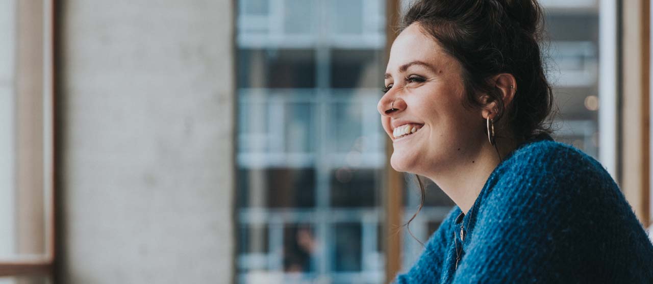 Studente secundair onderwijs die straalt van zelfvertrouwen.