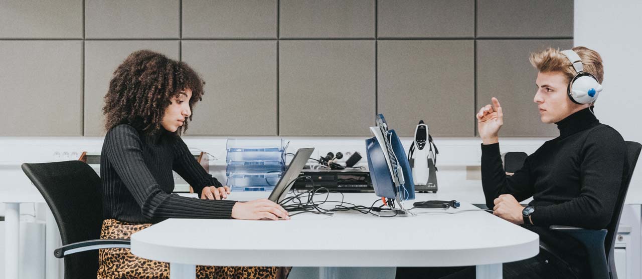 Studenten secundair onderwijs nemen een podcast op in de podcaststudio van HOGENT.