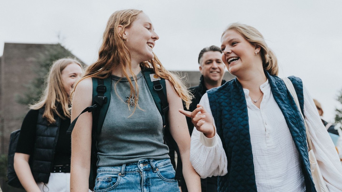 Vier stappende studenten uit de bachelor sociaal werk van HOGENT in de stad Gent .