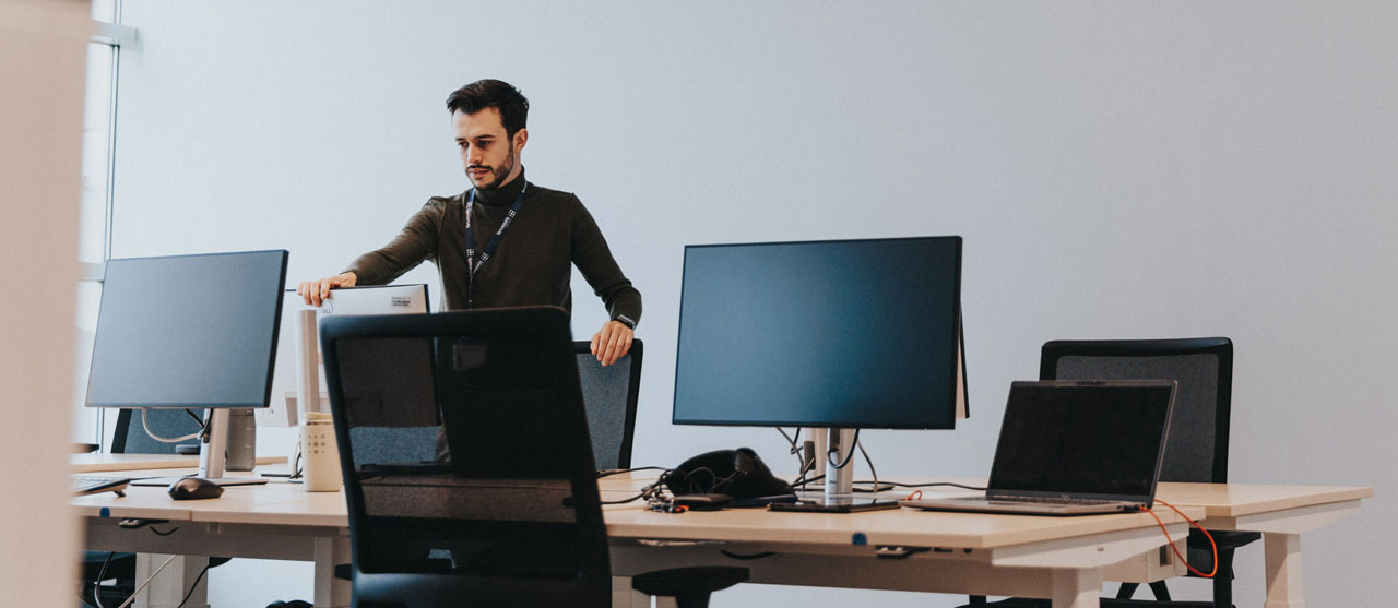 student systeem- en netwerkbeheer installeert IT-infrastructuur
