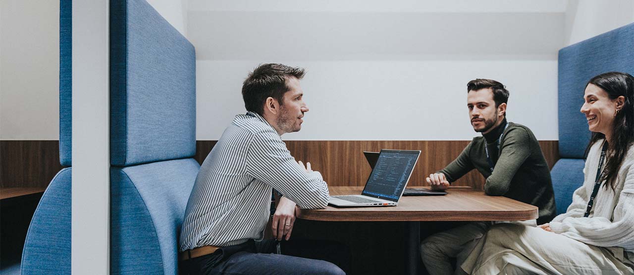 studenten systeem- en netwerkbeheer in bespreking over aanpak IT-oplossing voor een bedrijf
