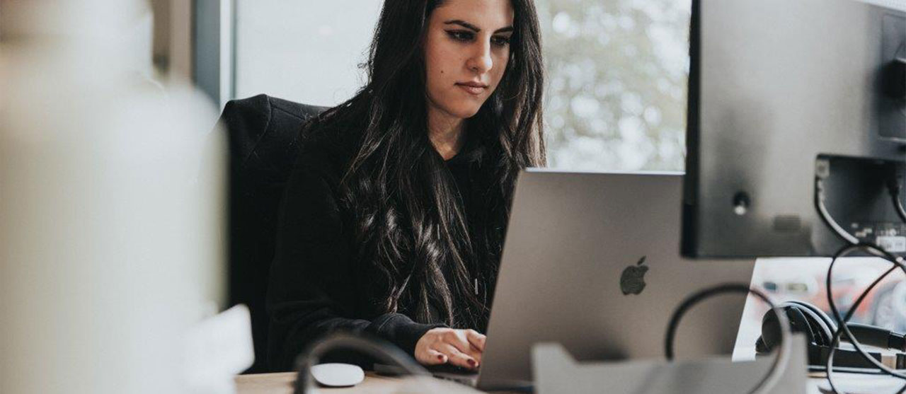 studente systeem- en netwerkbeheer legt verbinding tussen verschillende systemen