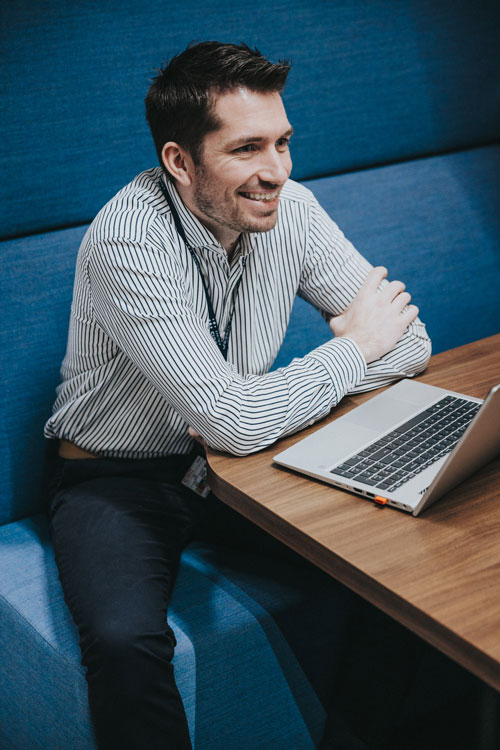 Oud-student Tom Coenen vertelt hoe hij voor zijn bachelorproef een app ontwikkelde voor Brussels Airlines.