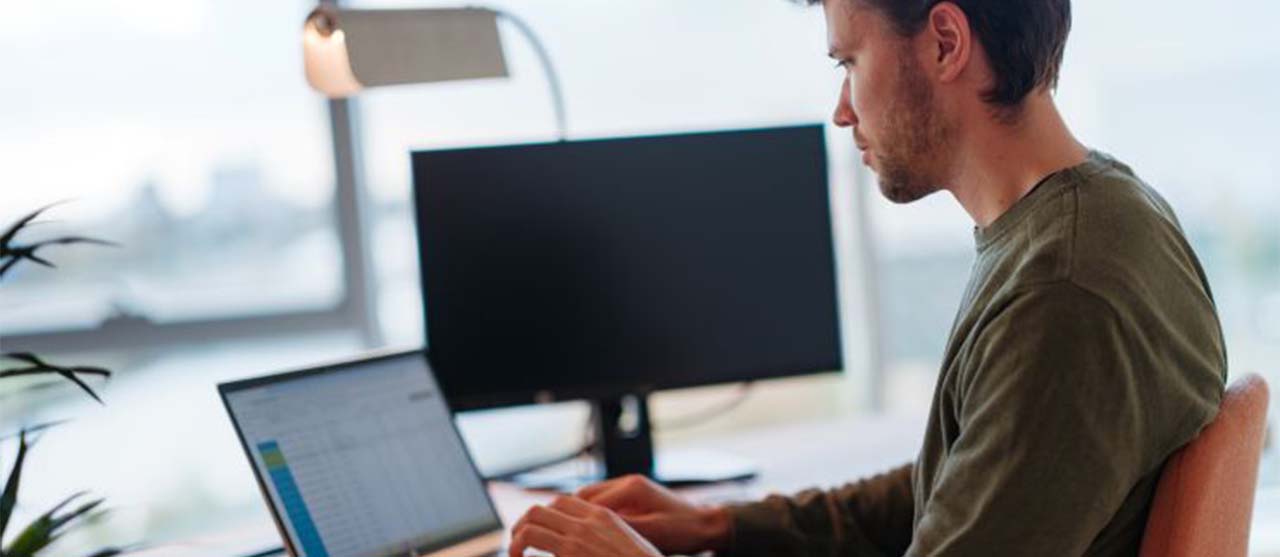 student systeem- en netwerkbeheer werkt aan websecurity opdracht tijdens stage