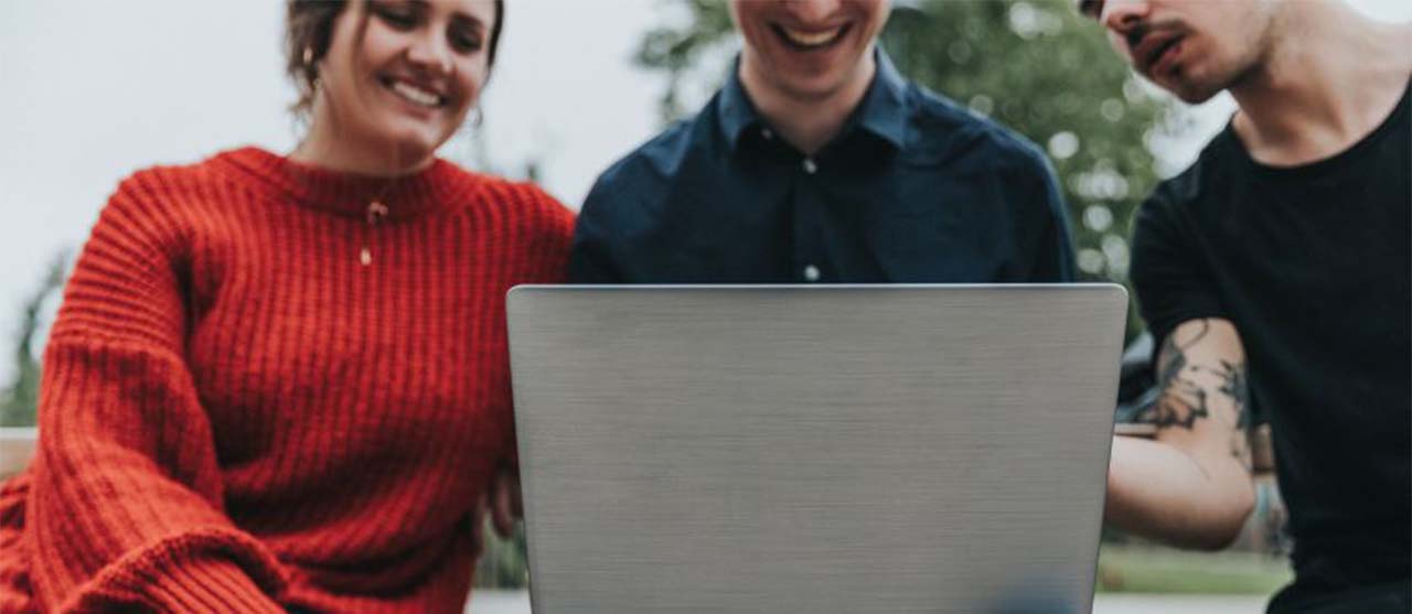 Drie studenten toegepaste informatica zoeken samen naar de meest geschikte IT-beveiliging van hun project