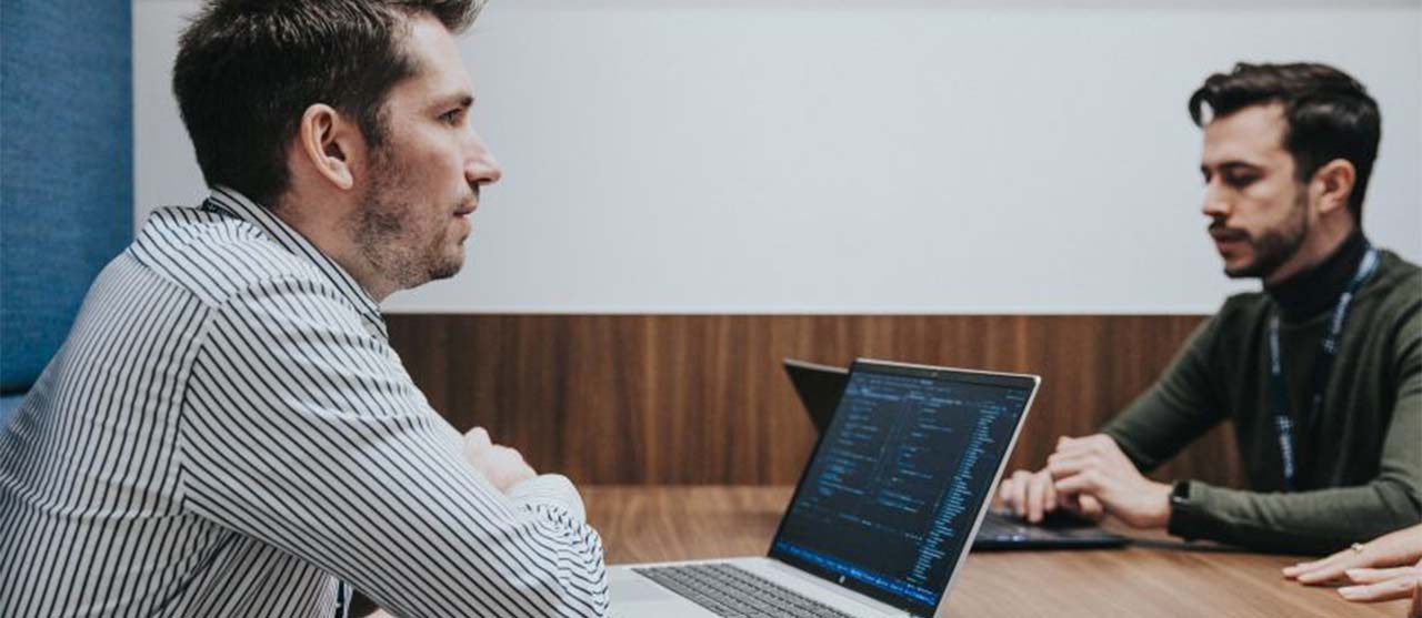 Twee studenten toegepaste informatica testen hun applicatie voor een studentenproject