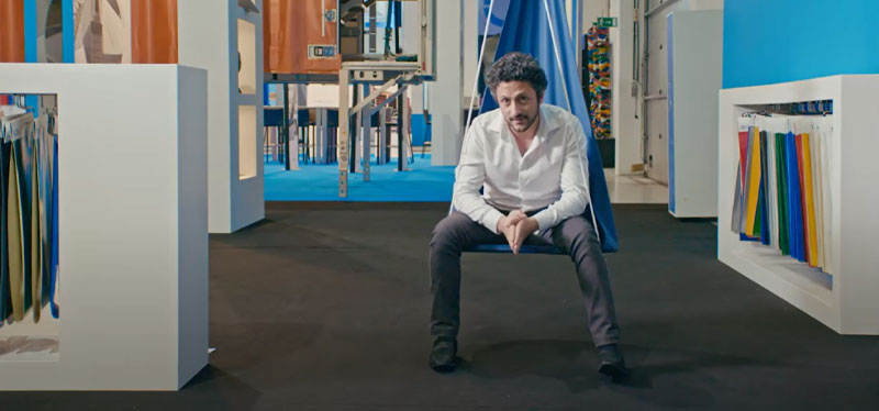 screenshot video man op stoel