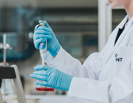 Trui Cambie aan de slag in het food lab voor een onderzoeksproject van HOGENT.