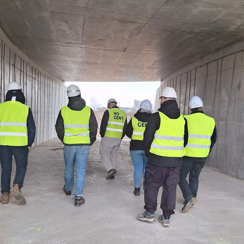 Studenten van het graduaat werforganisatie aan HOGENT zijn op werfbezoek in een tunnel aan de R4.