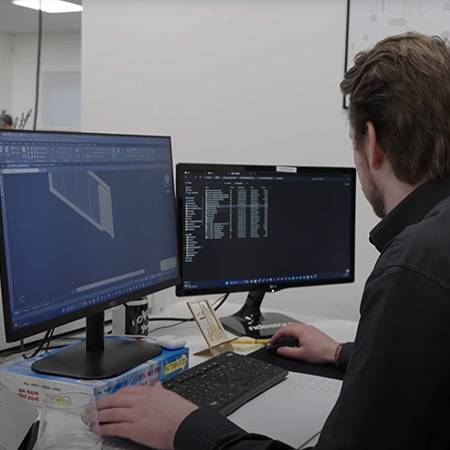 Alumnus houttechnologie Lucas achter een computer