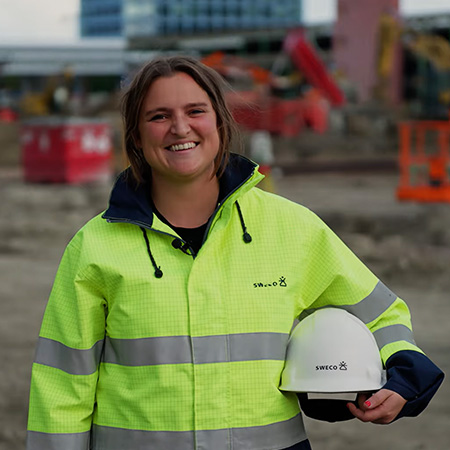 Foto van alumna Marie als landmeter