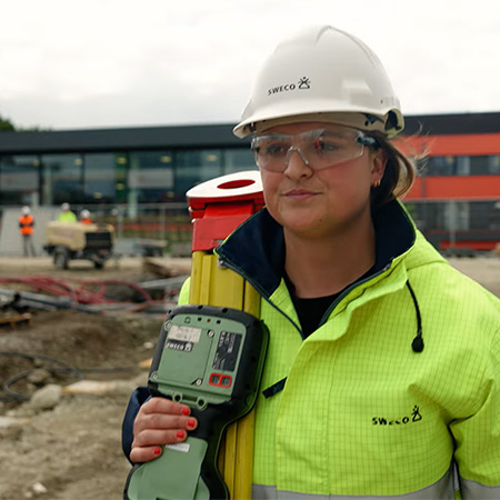 Alumnus landmeten Marie aan het werk als landmeter.