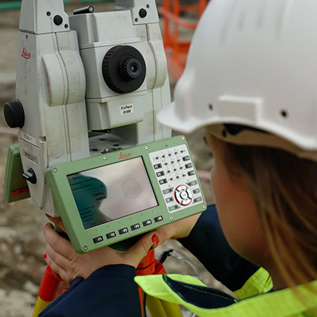 Alumnus landmeten Marie aan het werk als landmeter
