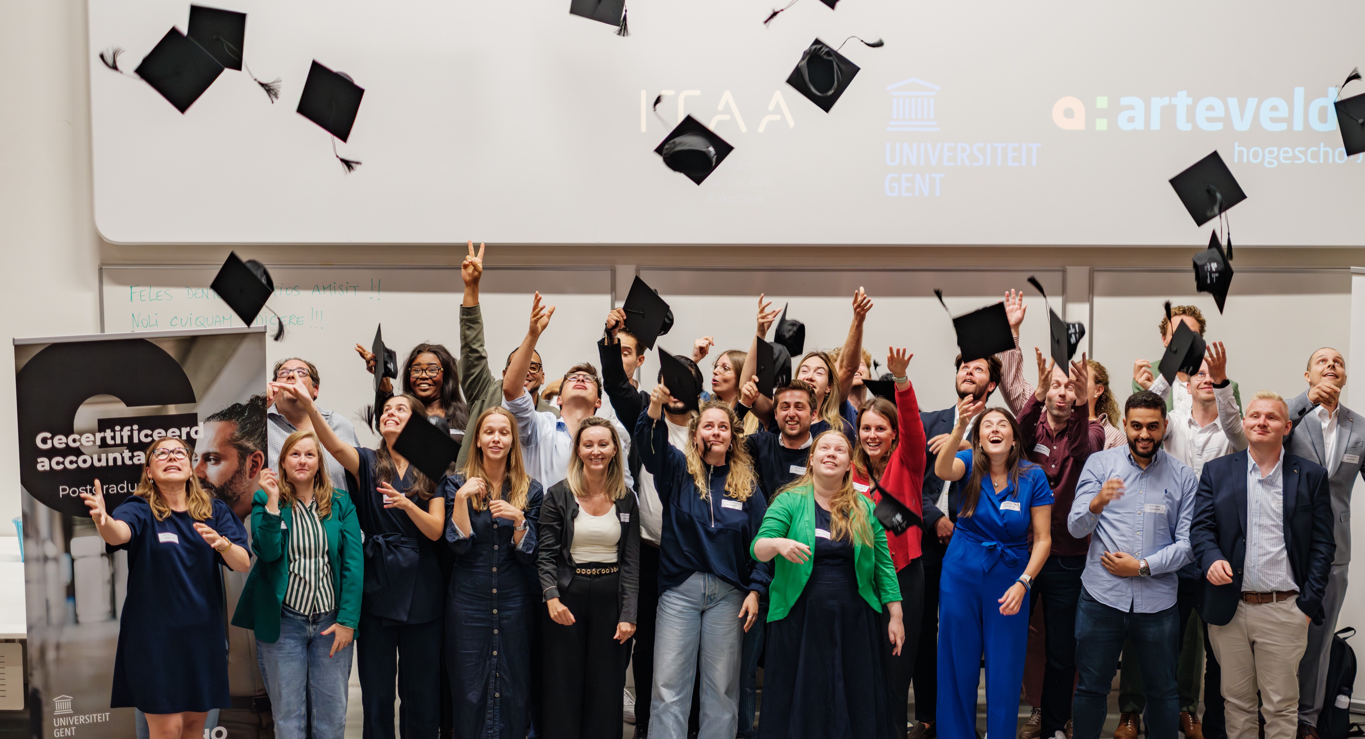 Foto 35 gecertificeerde accountants studeren af binnen uniek samenwerkingsverband.