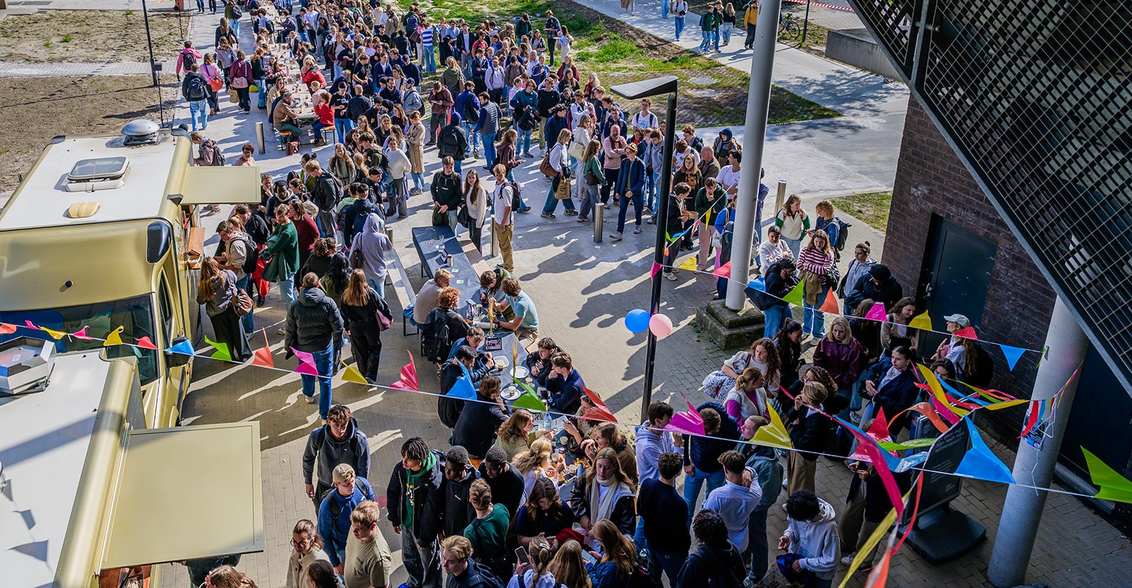 Foto Meer dan 3000 studenten vieren HOGENT-verjaardag aan tafel van 230 meter.