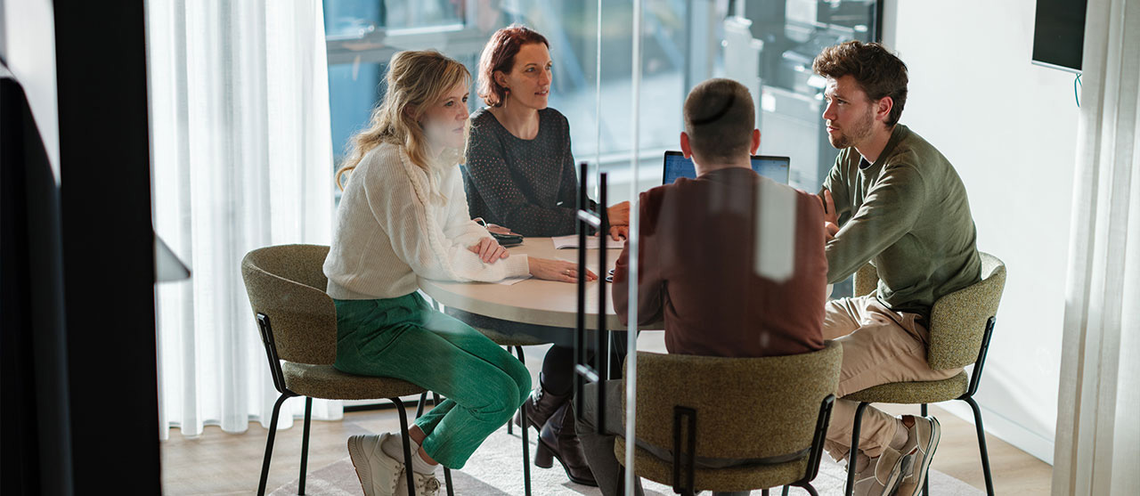 Studenten people & organisation van HOGENT vergaderen in het Engels tijdens hun stage.