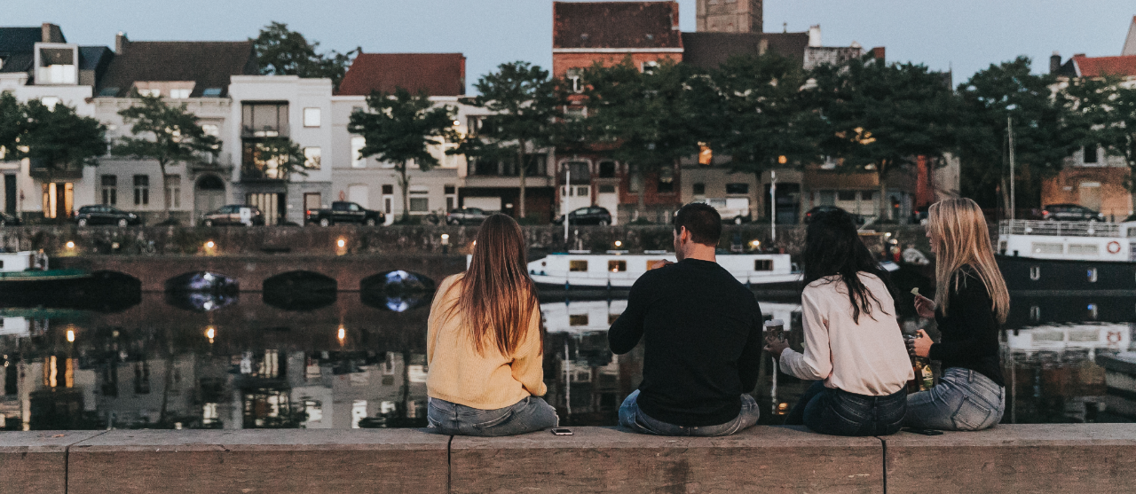 Foto Studenten hertekenen het nachtleven.