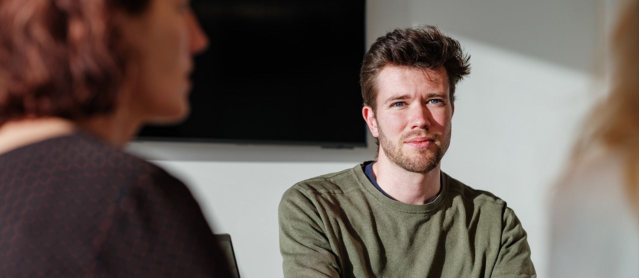 Een student in de les vastgoed