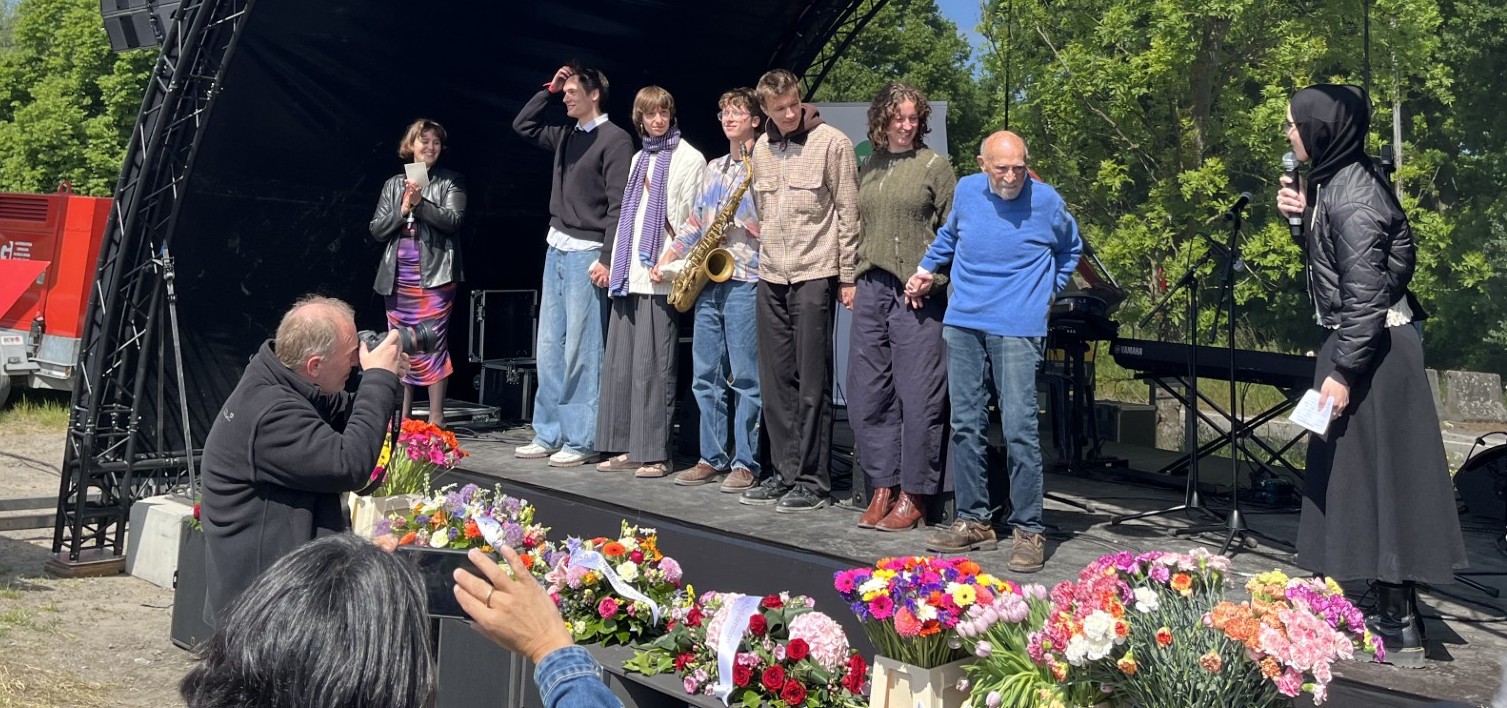 Foto Studenten musiceren in Breendonk samen met overlevende Holocaust.