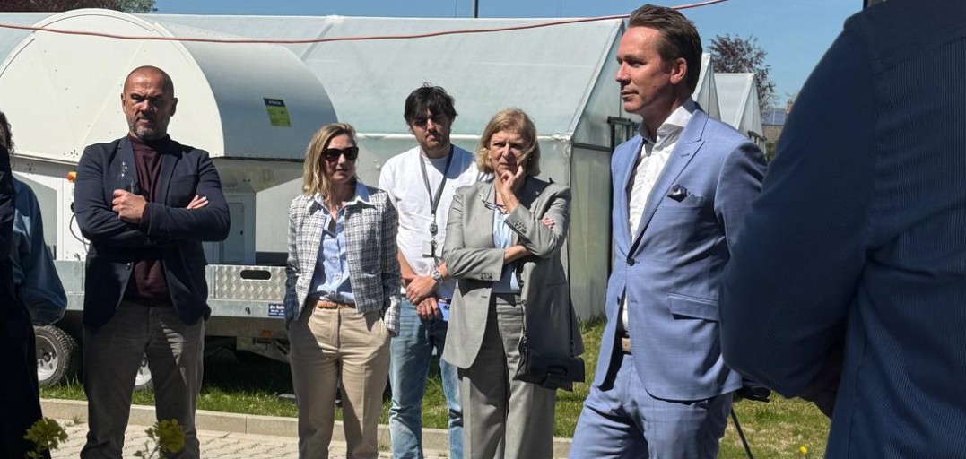 Foto Minister explores the future of agriculture at Bottelare Experimental Farm.