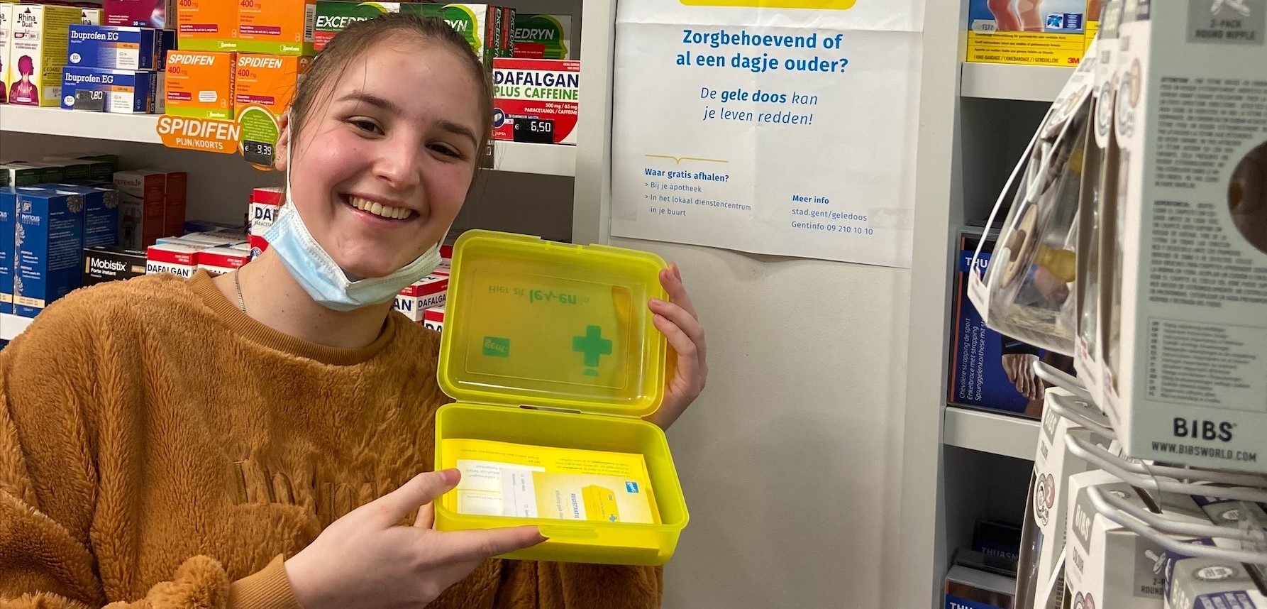 Foto Studenten helpen doos verspreiden die levens kan redden